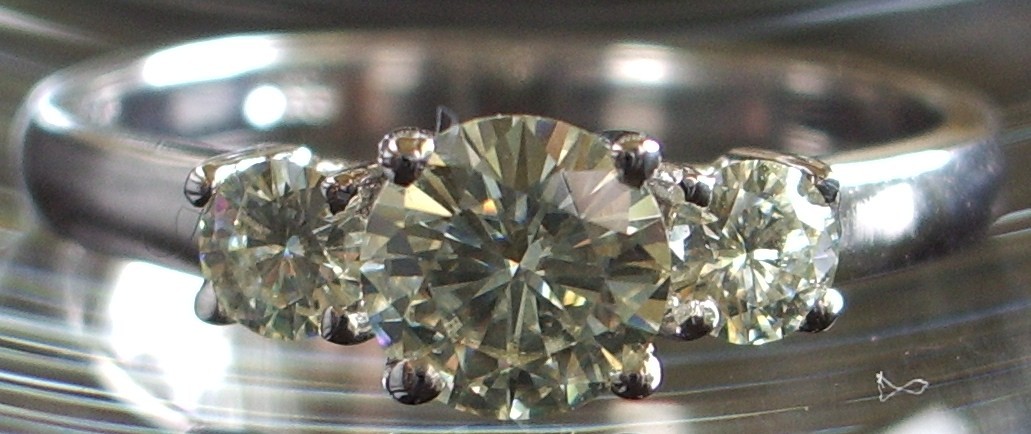 Différences entre les bagues en pierres précieuses moissanite et diamant