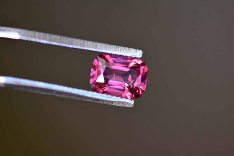 roze spinel