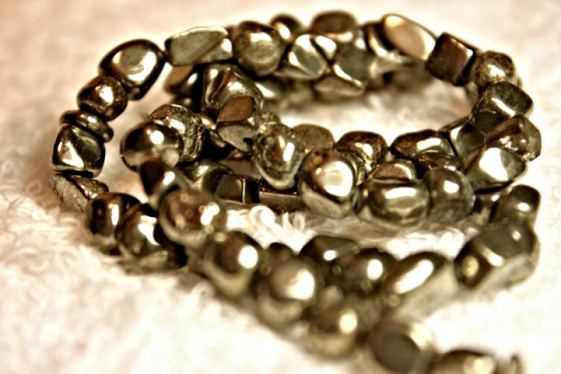 pyrite aboɔden abo a wɔfrɛ no beads strand