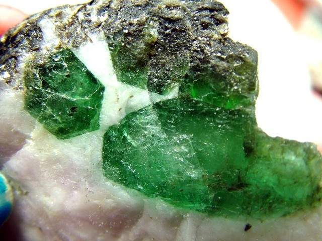 ruwe Emerald-kristallen in matrix