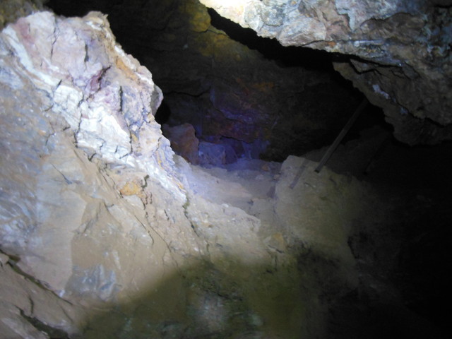 Exploitation minière d'échantillons minéraux dans une ancienne mine grecque en Attique