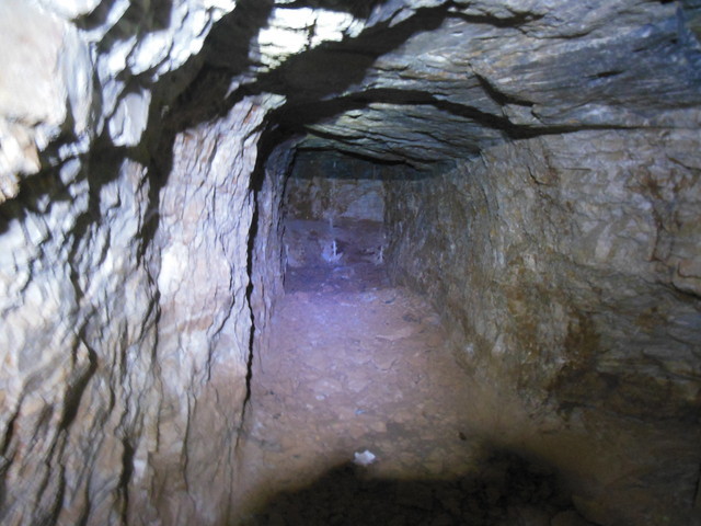 Exploitation minière d'échantillons minéraux dans une ancienne mine grecque en Attique