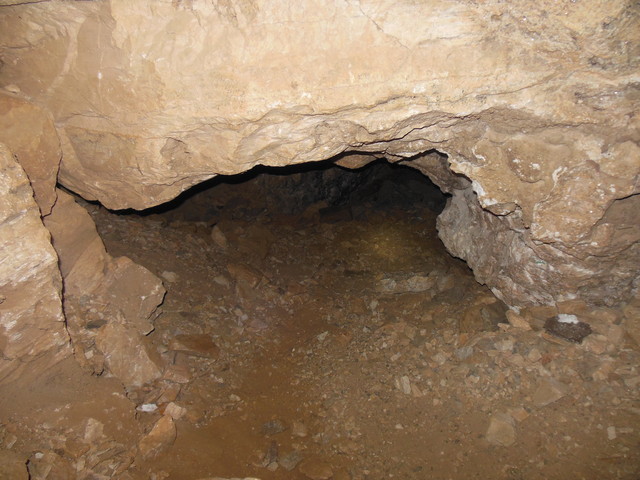 Extracción de muestras minerales en una antigua mina griega del Ática