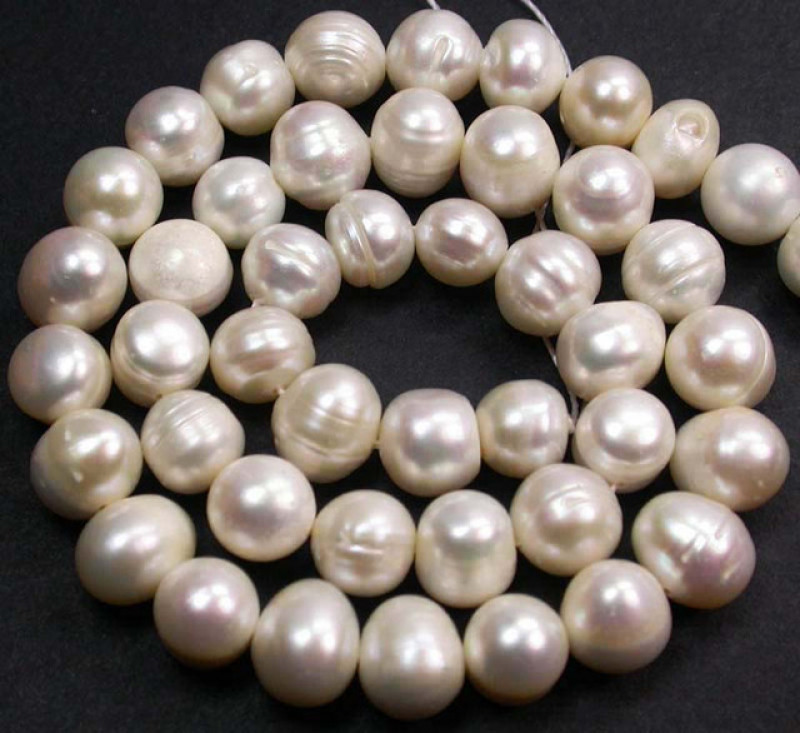 Real pearls and rendered images. (a) Photographs of three pearls