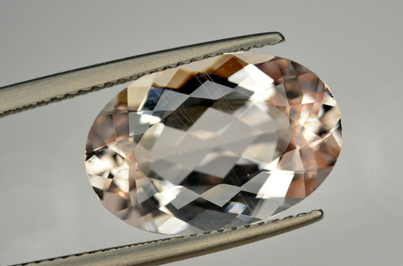 morganite pietra preziosa sfaccettata senza inclusioni