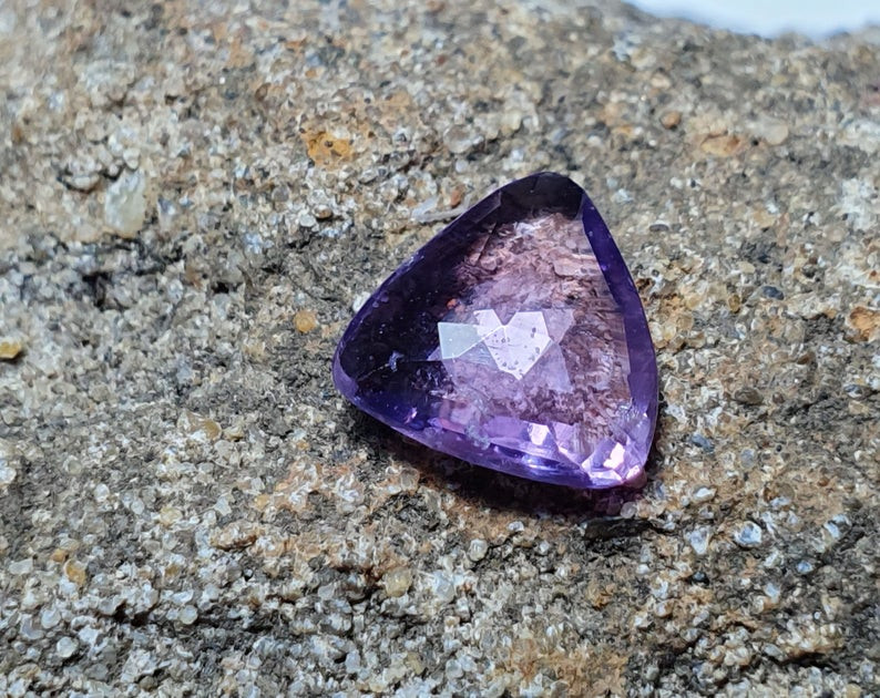 Une Pierre Précieuse Violette Brillante Connue Sous Le Nom D'améthyste  L'améthyste Est Une Pierre Précieuse Qui Est Appréciée Pour Sa Couleur  Violet Foncé Et Ses Propriétés Spirituelles Ai Générative