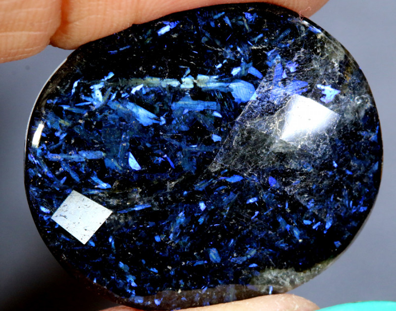 cabochon di nuummite sfaccettata blu brillante