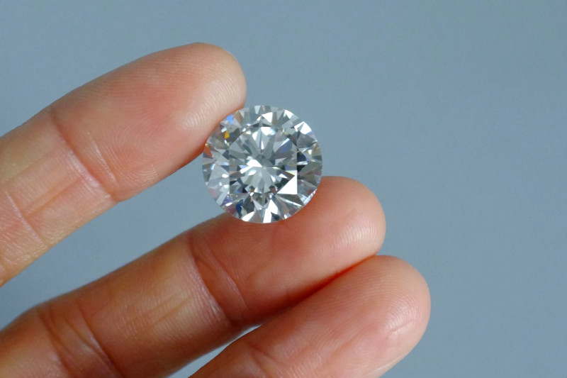 Pierre précieuse diamant blanc vs éclat de moissanite