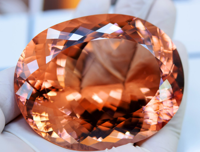 Pierre précieuse facettée en morganite de 885 carats