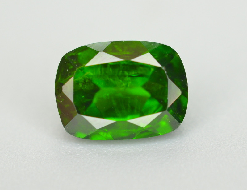 tormalina cromata contro pietra preziosa diopside cromata