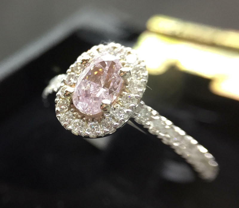 roze diamanten ring met witte accentdiamanten