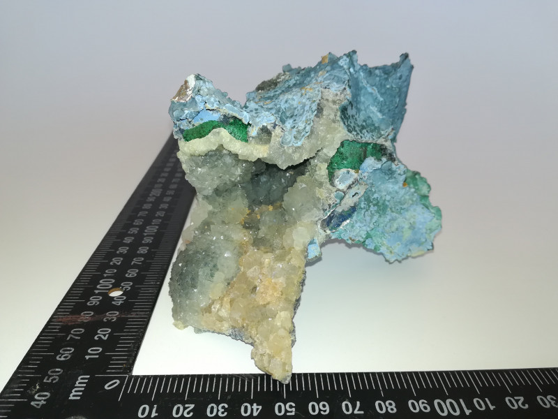 Shattuckite aboɔden abo a wɔde malachite ayɛ druzy