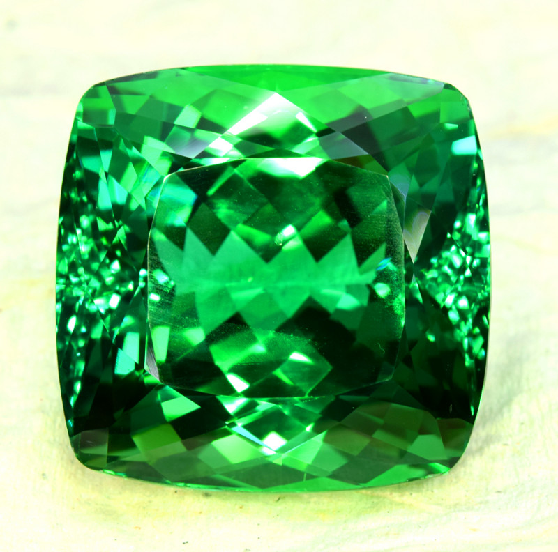 pietra preziosa verde brillante hiddenite sfaccettata