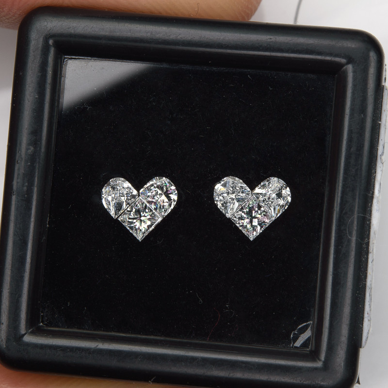 Diamantes blancos tallados en forma de corazón y facetados