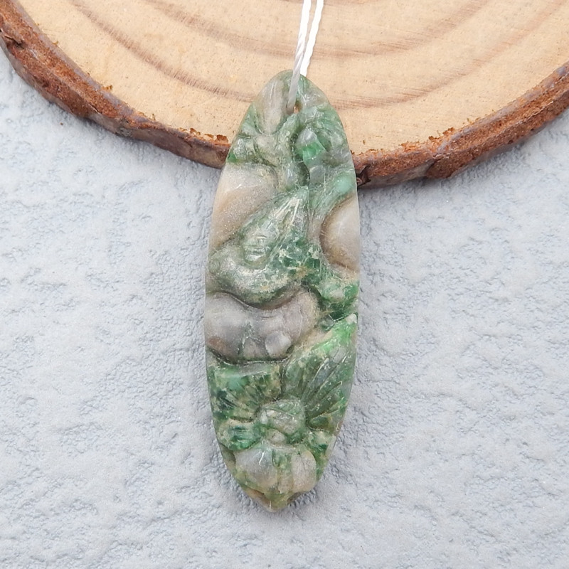 pendentif en pierre précieuse variscite sculpté avec feuille de lotus