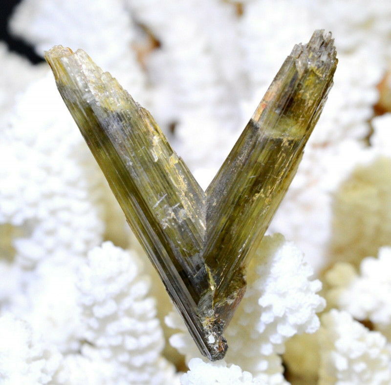 Diaspore twinning crystal raw specimen