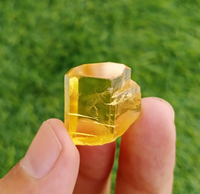 golden yellow heliodor crystal