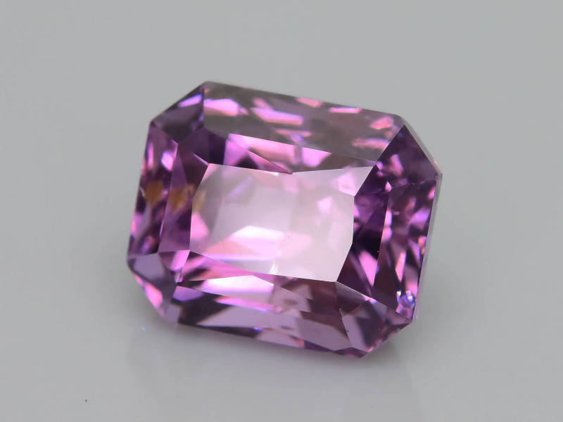 taaffeite aboɔden abo a ɛyɛ kɔkɔɔ a ɛyɛ pink faceted