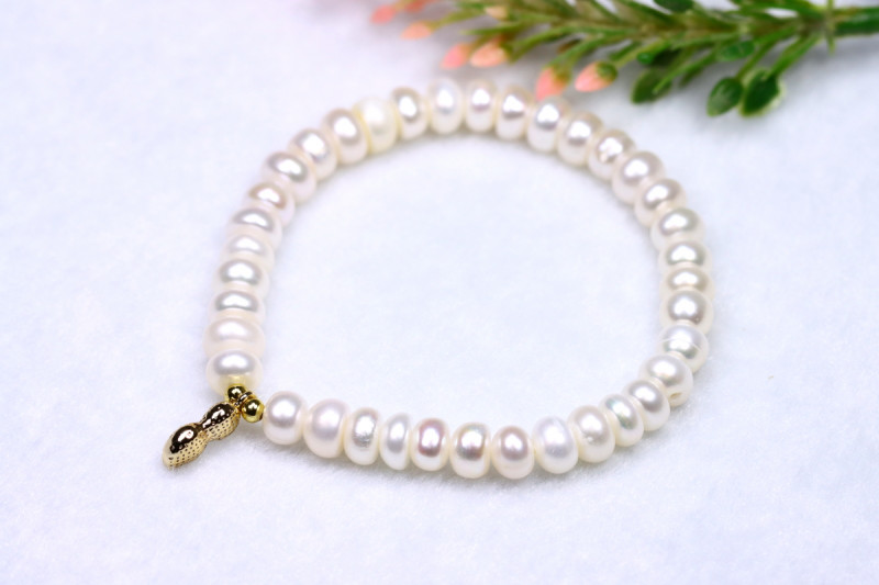 white freshwater pearl beaded bracelet