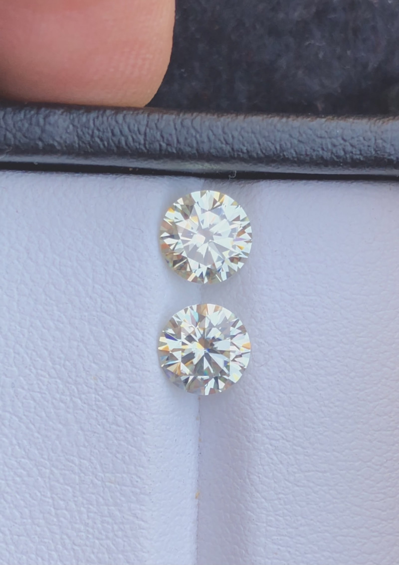 paire de pierres précieuses à facettes en moissanite