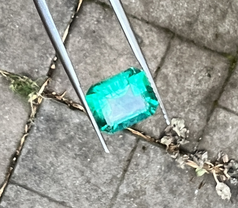 3.75 ct emerald. VS clarity. green beryl