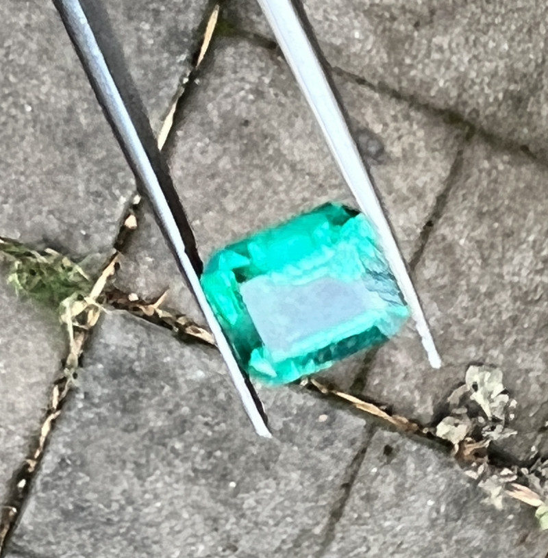 3.75 ct emerald. VS clarity. green beryl