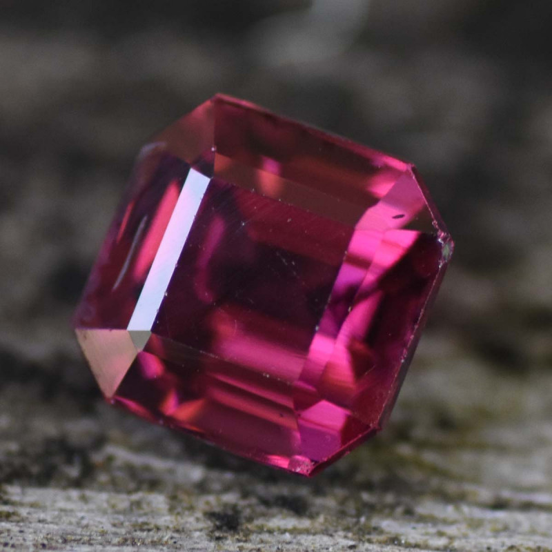 rhodolite garnet gemstone