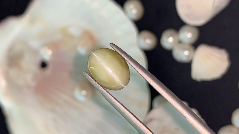 rutile in cat's eye chrysoberyl gemstone