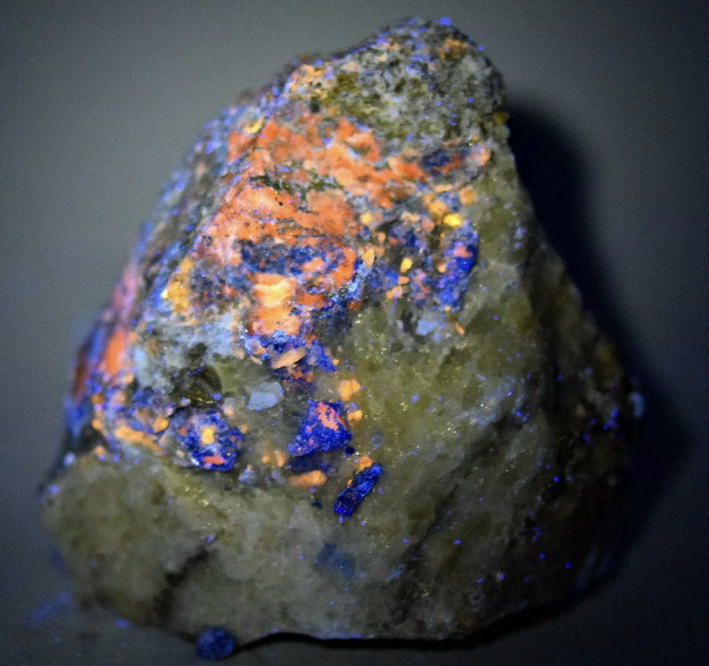 blauwe afghanite edelsteen ruwe fluorescentie