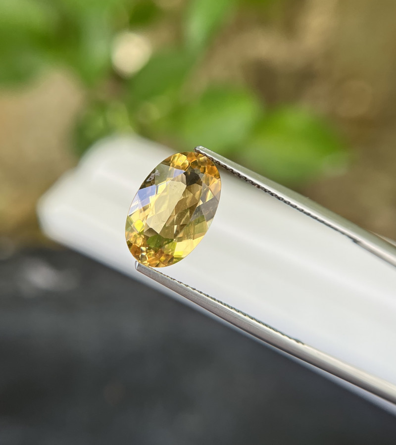 Top Grade 4 Carats Natural Heliodor Beryl Gemstone