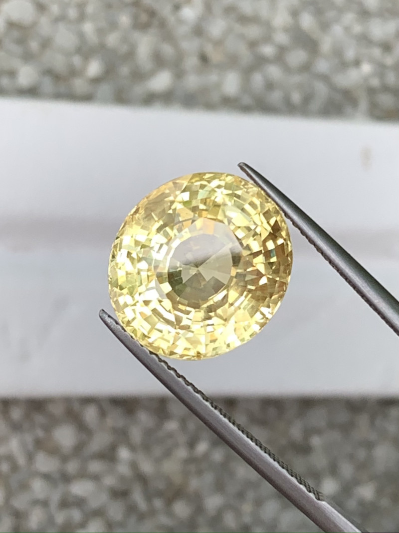 light yellow sapphire gemstone faceted brilliant cut