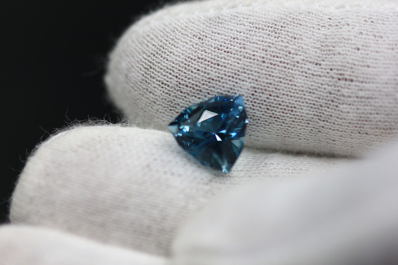 3.5 ct Dark Blue Aquamarine up for sale. Precision cut Gemstone