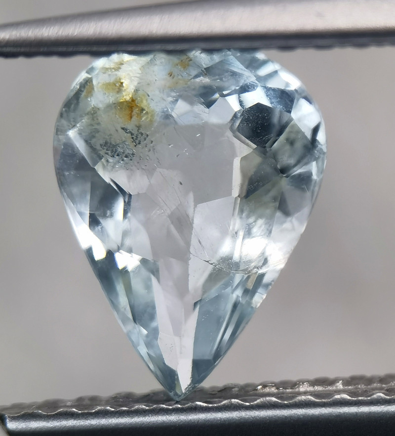 Aquamarine 0.98ct, almost one carat of a sky blue gem!
