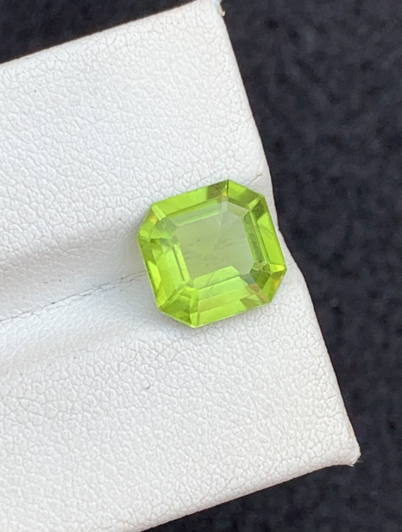 3 Carats peridot gemstones