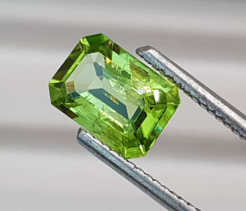 Natural Top Quality Peridot 2.40 Carats Gemstone