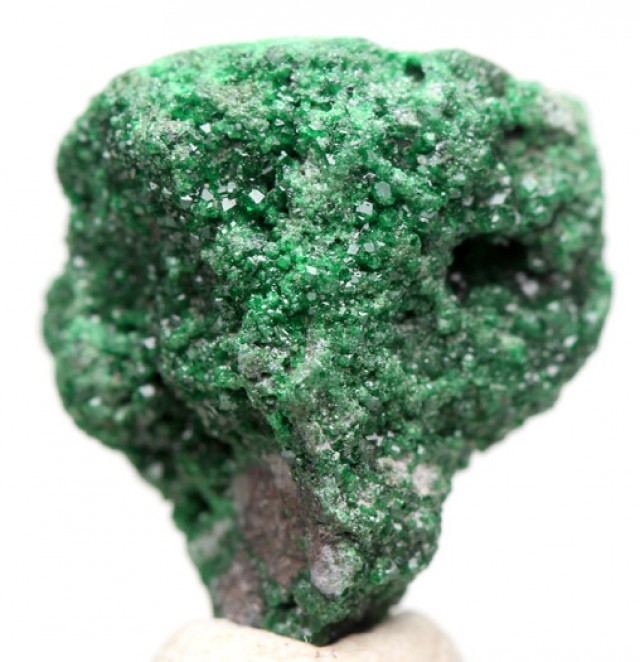 uvarovite garnet rough nhwɛsode - uvarovite garnet a wɔtɔn