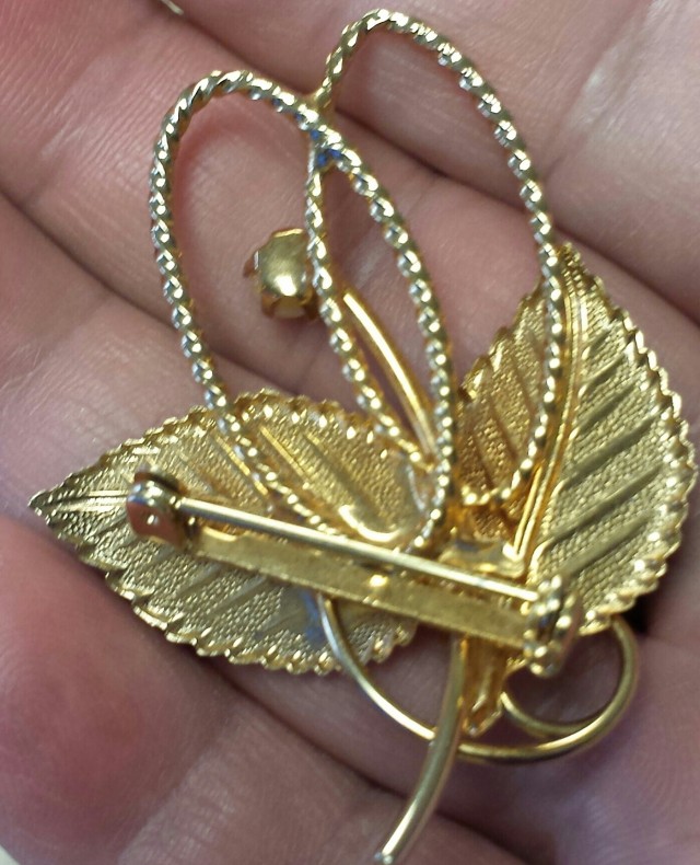 VINTAGE BROOCH GOLD TONE WITH REAL PEARL