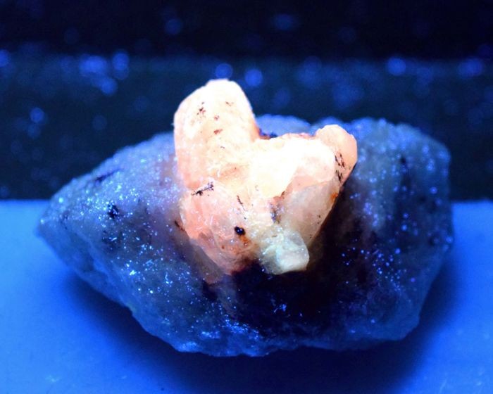 sodalite gemstone fluorescent crystal raw