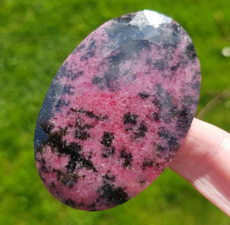 cabochon de pierre précieuse rhodonite