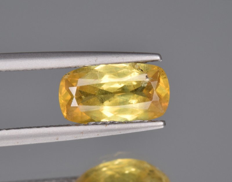 yellow orange scheelite gemstone faceted