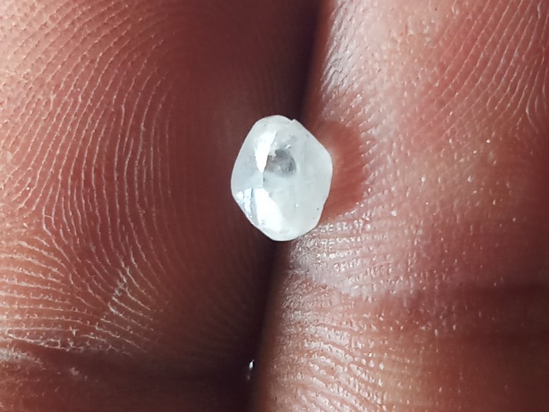 NATURAL D COLOUR SNOW WHITE DIAMOND ROUGH0.85CTWSIZE1PCS