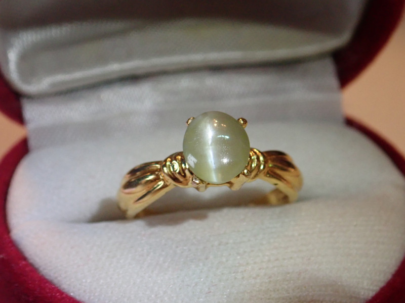 greenish-yellow chrysoberyl cat's eye gemstone ring