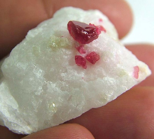 SPINEL ROUGH SPECIMEN 164 CTS [MX1437]