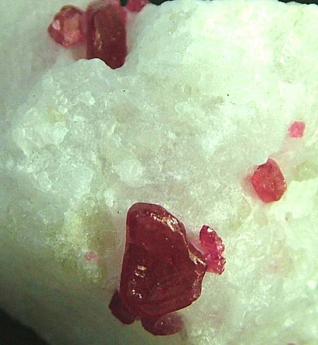 SPINEL ROUGH SPECIMEN 164 CTS [MX1437]