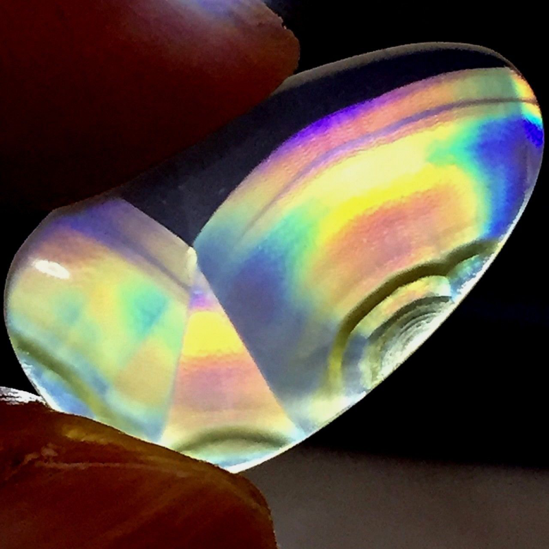 cabochon en pierre précieuse d'agate iris arc-en-ciel