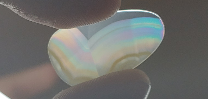 cabochon en pierre précieuse d'agate iris