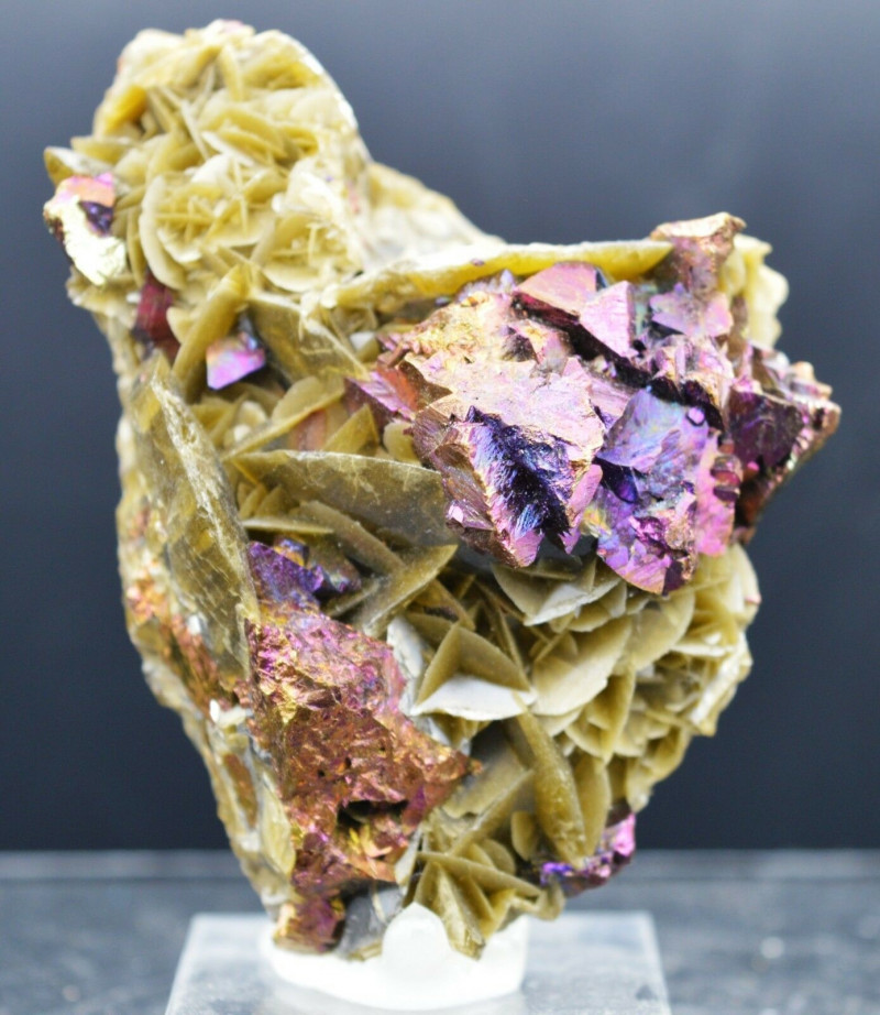 siderite crystal with chalcopyrite