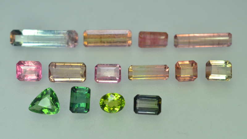 lot de pierres précieuses tourmalines à facettes de couleurs mélangées