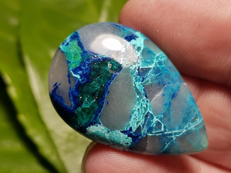 Cabochon de pierre précieuse shattuckite avec azurite, chrysocolle et dioptase