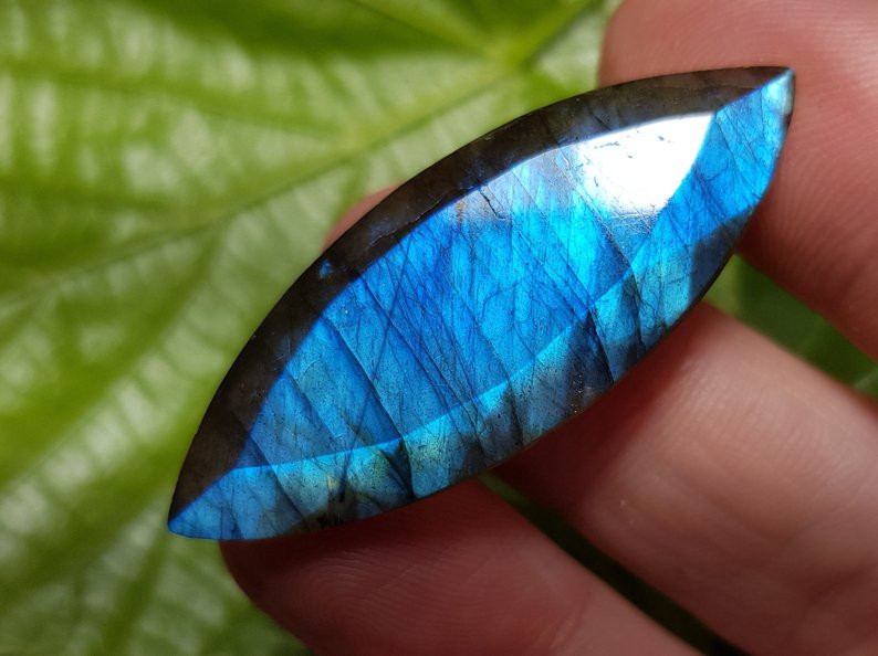 pietra preziosa del chakra del terzo occhio labradorite